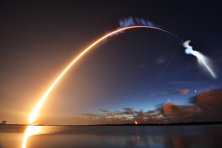 Запуск ракеты Atlas V со спутником Вооруженных сил США с мыса Канаверал Запуск ракеты Atlas V со спутником Вооруженных сил США с мыса Канаверал