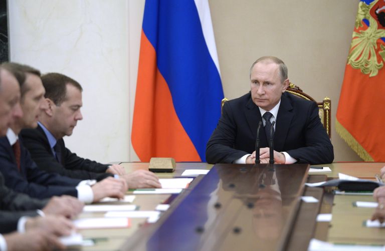 Президент России Владимир Путин проводит совещание с постоянными членами Совета безопасности РФ в Кремле. 22 июня 2016