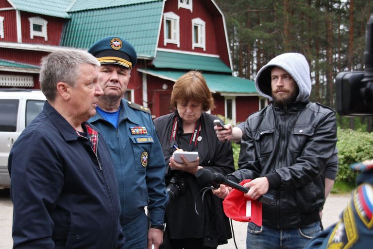 Глава Республики Карелия Александр Худилайнен (слева) отвечает на вопросы журналистов во время поисково-спасательных работ МЧС России на озере Сямозеро в Карелии Глава Республики Карелия Александр Худилайнен (слева) отвечает на вопросы журналистов во время поисково-спасательных работ МЧС России на озере Сямозеро в Карелии