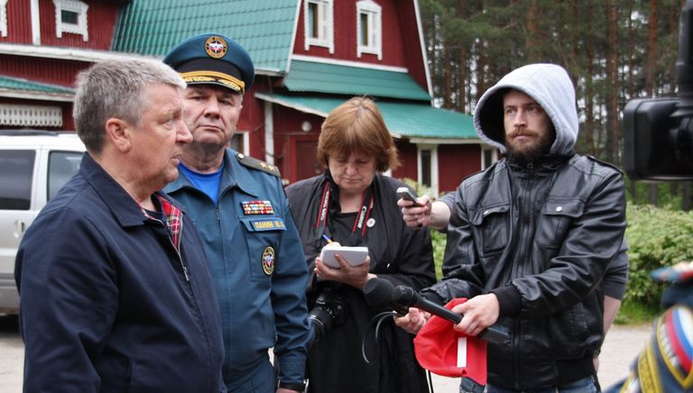 Глава Республики Карелия Александр Худилайнен (слева) отвечает на вопросы журналистов во время поисково-спасательных работ МЧС России на озере Сямозеро в Карелии Глава Республики Карелия Александр Худилайнен (слева) отвечает на вопросы журналистов во время поисково-спасательных работ МЧС России на озере Сямозеро в Карелии