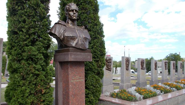 Памятник Николаю Кузнецову в Ровно, Украина. Архивное фото Памятник Николаю Кузнецову в Ровно, Украина. Архивное фото