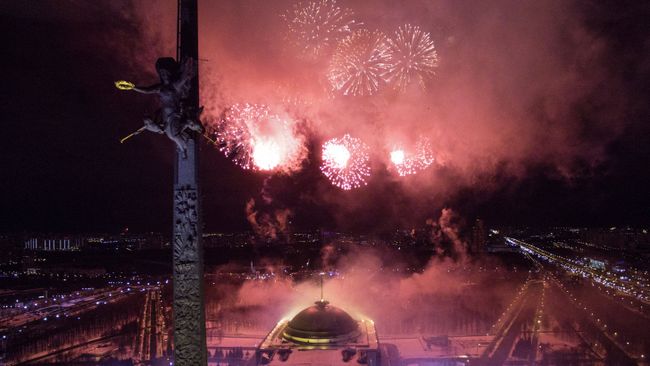 Праздничный салют в честь Дня защитника Отечества в Москве. Архив Праздничный салют в честь Дня защитника Отечества в Москве. Архив