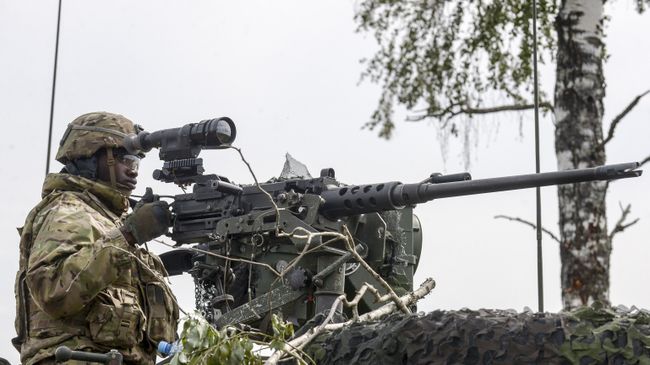 Военнослужащий во время международных военных учений Saber Strike-2016 на центральном полигоне Сил обороны Эстонии в Тапа. Архивное фото Военнослужащий во время международных военных учений Saber Strike-2016 на центральном полигоне Сил обороны Эстонии в Тапа. Архивное фото