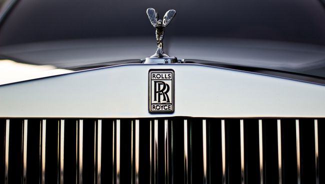 Эмблема Rolls-Royce на радиаторной решетке автомобиля