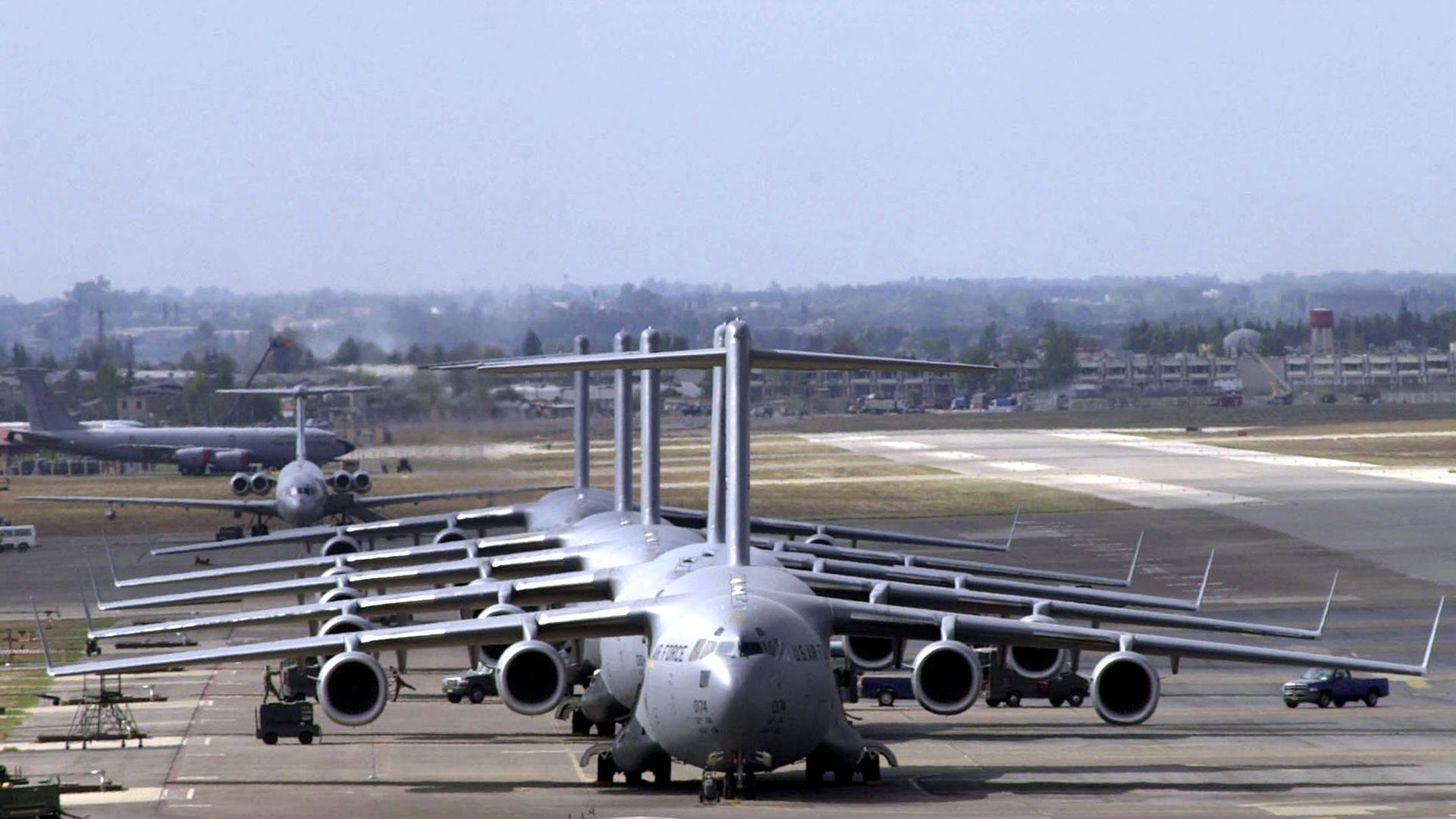Военно-транспортные самолеты С-17 Globemaster III на авиабазе Инджирлик в Турции Военно-транспортные самолеты С-17 Globemaster III на авиабазе Инджирлик в Турции - РИА Новости, 1920, 25.08.2022