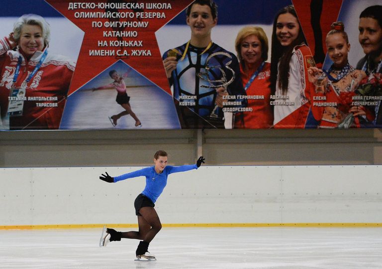 Российская фигуристка Аделина Сотникова и на тренировке Российская фигуристка Аделина Сотникова и на тренировке