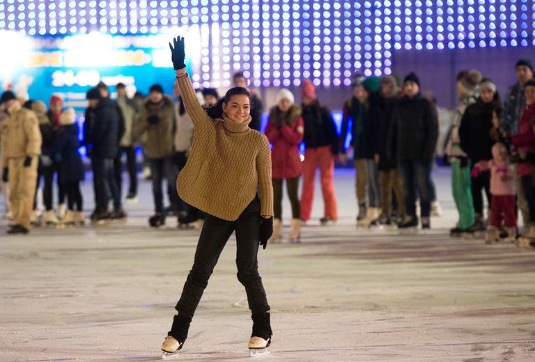 Фигуристка Аделина Сотникова на открытии катка Лед в парке Сокольники в Москве Фигуристка Аделина Сотникова на открытии катка Лед в парке Сокольники в Москве