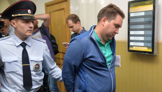 Рассмотрение ходатайства следствия об избрании меры пресечения экс-главе РусГидро Е. Доду и главному бухгалтеру Д. Финкелю