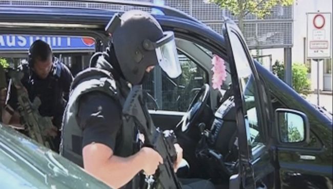 Полицейские у кинотеатра в городе Фирнхайм на западе Германии, где произошла стрельба