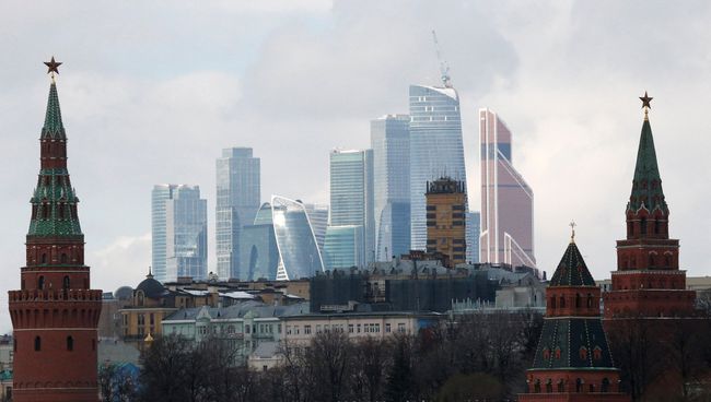 Вид на стену Кремля и деловой центр столицы Москва-Сити. Архивное фото