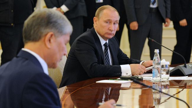 Президент РФ Владимир Путин во время заседания в Ташкенте Совета глав государств-членов Шанхайской организации сотрудничества, приуроченного к 15-летию создания ШОС Президент РФ Владимир Путин во время заседания в Ташкенте Совета глав государств-членов Шанхайской организации сотрудничества, приуроченного к 15-летию создания ШОС