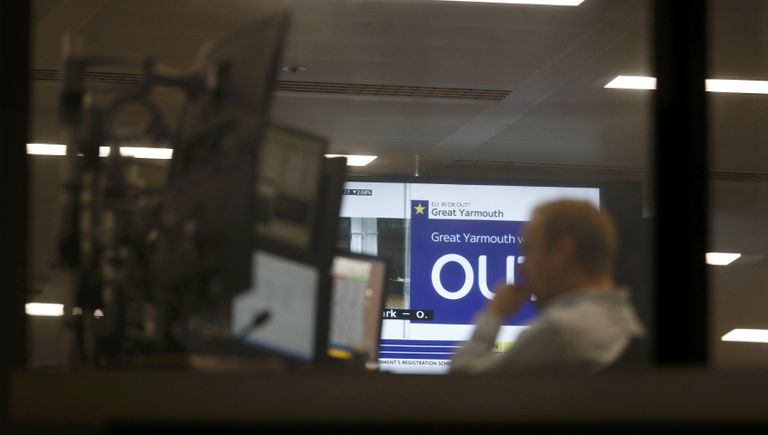 Сотрудник Лондонской биржи после объявления результатов референдума в Великобритании Сотрудник Лондонской биржи после объявления результатов референдума в Великобритании