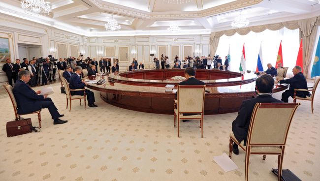 Президент РФ Владимир Путин во время заседания в Ташкенте Совета глав государств-членов Шанхайской организации сотрудничества, приуроченного к 15-летию создания ШОС Президент РФ Владимир Путин во время заседания в Ташкенте Совета глав государств-членов Шанхайской организации сотрудничества, приуроченного к 15-летию создания ШОС
