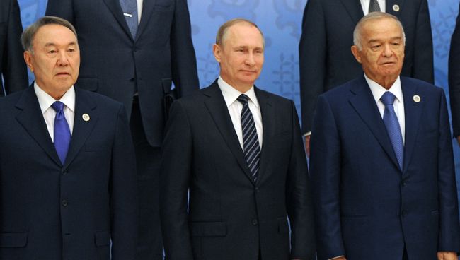 Президент РФ Владимир Путин , президент Республики Казахстан Нурсултан Назарбаев и президент Республики Узбекистан Ислам Каримов во время церемонии фотографирования глав государств-членов ШОС приуроченной к 15-летию создания ШОС. 24 июня 2016
