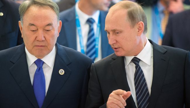 Президент РФ Владимир Путин и президент Казахстана Нурсултан Назарбаев после заседания в Ташкенте Совета глав государств-членов Шанхайской организации сотрудничества в расширенном составе, приуроченного к 15-летию создания ШОС