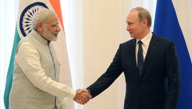 Президент РФ Владимир Путин и премьер-министр Индии Нарендра Моди. Архивное фото