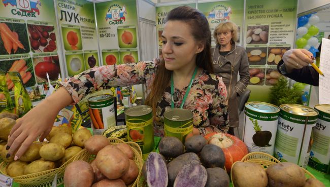 Представители отечественных производителей продуктов агропромышленного комплекса и посетители на выставке. Архивное фото Представители отечественных производителей продуктов агропромышленного комплекса и посетители на выставке. Архивное фото