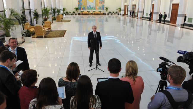 Президент РФ Владимир Путин отвечает на вопросы журналистов по итогам юбилейного, XV, саммита ШОС в Ташкенте Президент РФ Владимир Путин отвечает на вопросы журналистов по итогам юбилейного, XV, саммита ШОС в Ташкенте