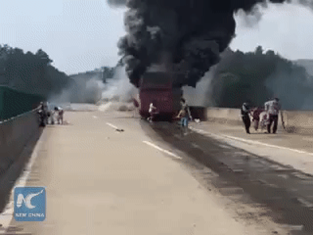 Пожар в автобусе в Китае Пожар в автобусе в Китае