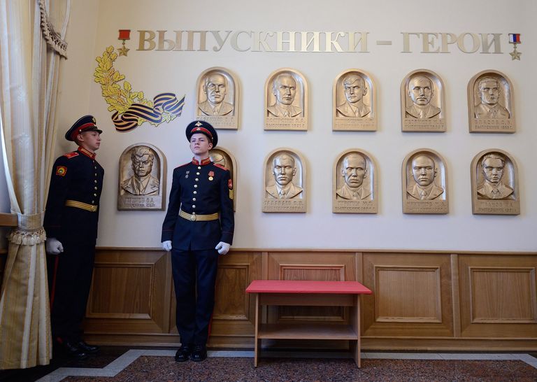 Открытие памятного барельефа Герою России Олегу Пешкову, погибшему в Сирии