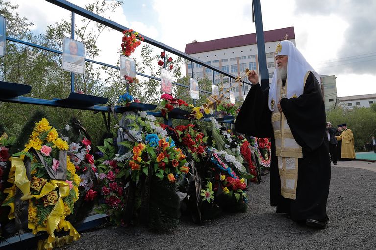 Патриарх Московский и всея Руси Кирилл во время панихиды по погибшим 25 февраля шахтерам шахты Северная в Воркуте
