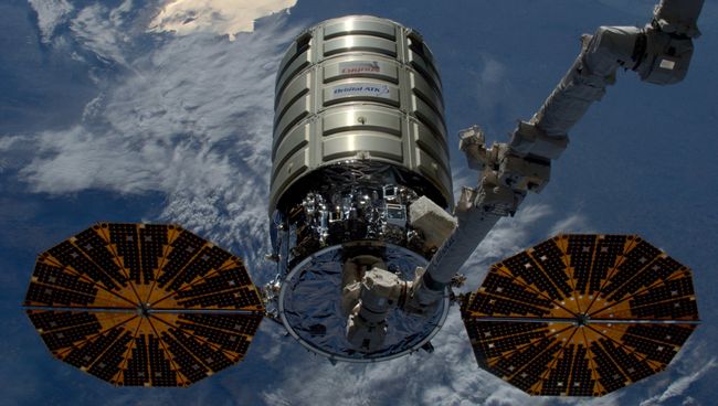 Космический грузовой корабль Cygnus американской компании Orbital ATK покидает Международную космическую станцию. 14 июня 2016 Космический грузовой корабль Cygnus американской компании Orbital ATK покидает Международную космическую станцию. 14 июня 2016