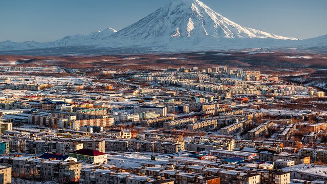 Вид на город Петропавловск-Камчатский и вулкан Корякский. Архивное фото