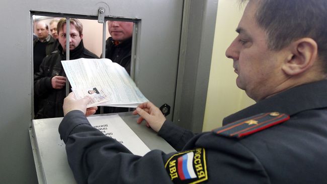 Инспектор ГИБДД принимает документы от водителя Инспектор ГИБДД принимает документы от водителя