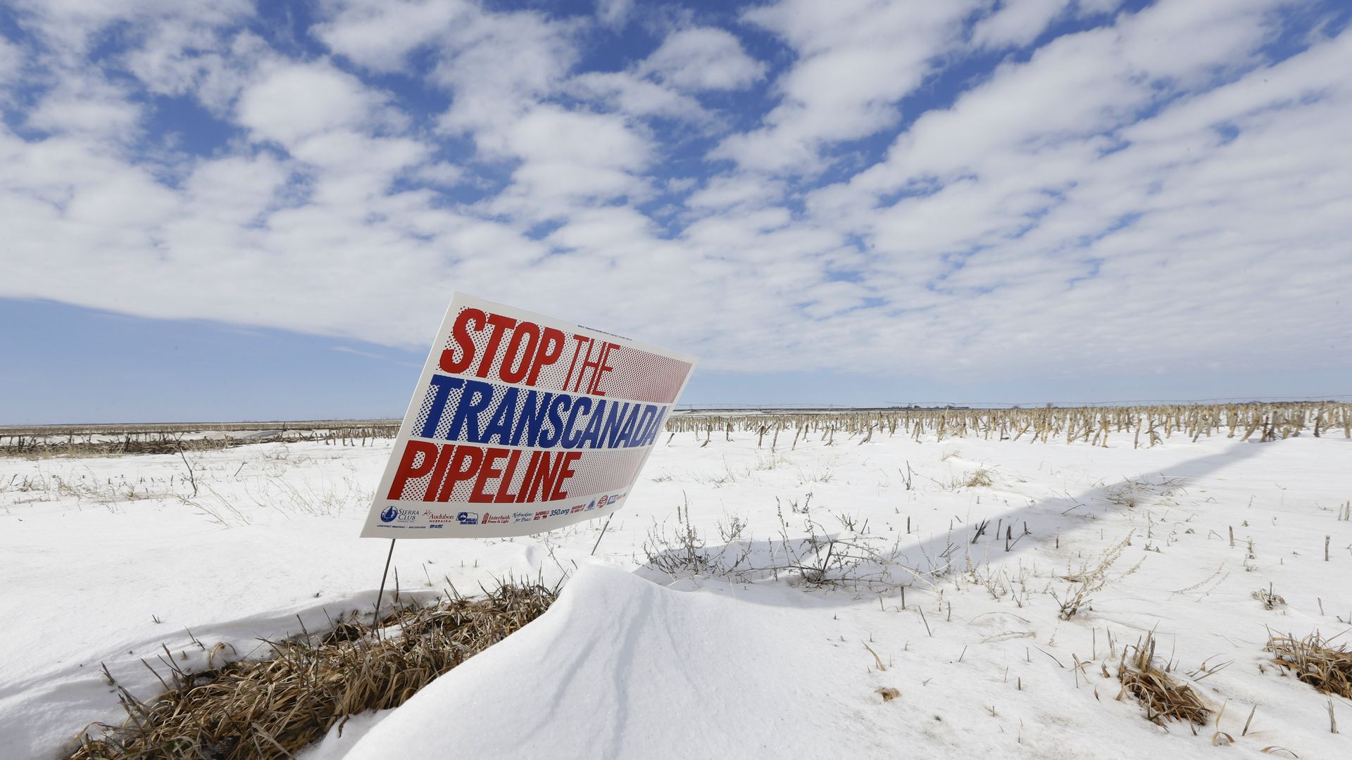 Табличка с призывом остановить строительство нефтепровода Keystone XL в Небраске, США - РИА Новости, 1920, 28.10.2022