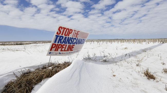 Табличка с призывом остановить строительство нефтепровода Keystone XL в Небраске, США