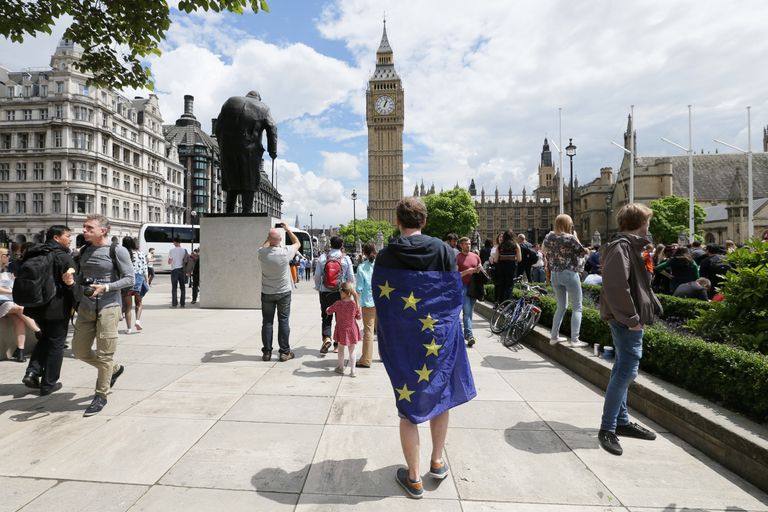 Мужчина с флагом ЕС на Парламентской площади Лондона, Великобритания. 25 июня 2016 Мужчина с флагом ЕС на Парламентской площади Лондона, Великобритания. 25 июня 2016