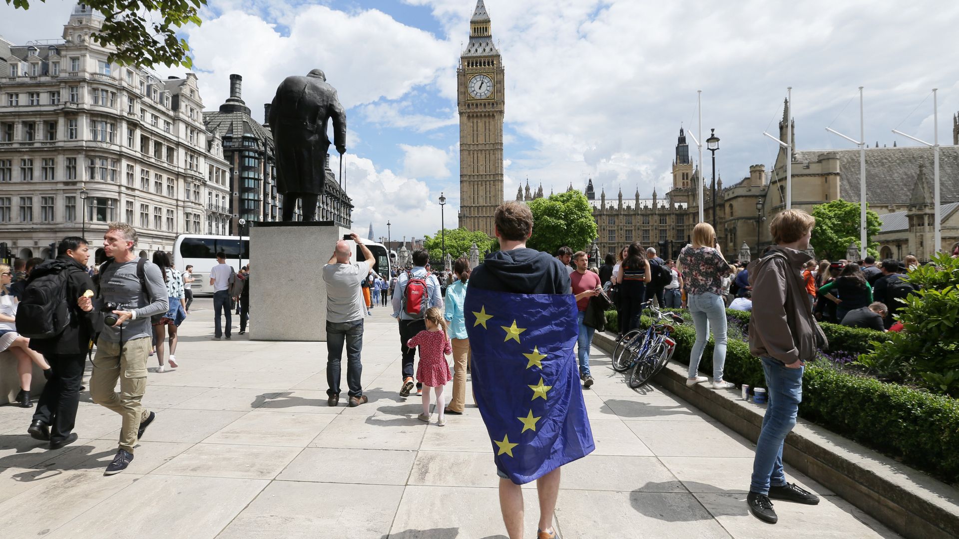 Мужчина с флагом ЕС на Парламентской площади Лондона, Великобритания. 25 июня 2016 Мужчина с флагом ЕС на Парламентской площади Лондона, Великобритания. 25 июня 2016 - РИА Новости, 1920, 10.10.2019