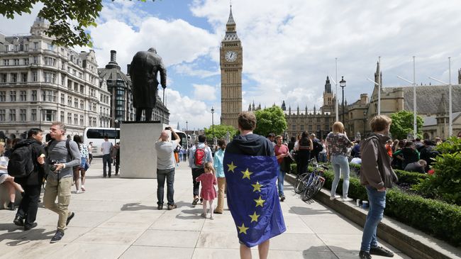 Мужчина с флагом ЕС на Парламентской площади Лондона, Великобритания. 25 июня 2016. Архивное фото Мужчина с флагом ЕС на Парламентской площади Лондона, Великобритания. 25 июня 2016. Архивное фото