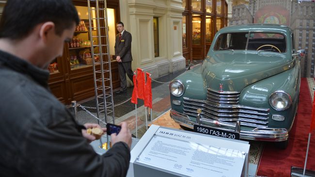 Посетитель фотографирует автомобиль ГАЗ-М-20 Победа (1946 г.)