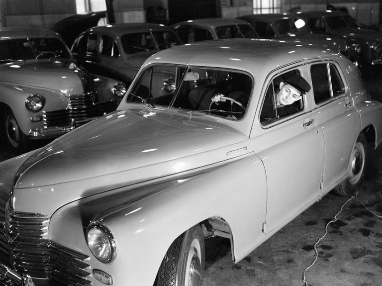  ГАЗ Победа в гараже магазина Автомобили на Бакунинской улице в Москве. 1949 год 