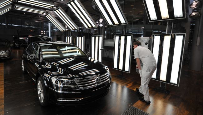 Финальная сборка автомобиля Volkswagen Phaeton на заводе в Дрездене. Архивное фото
