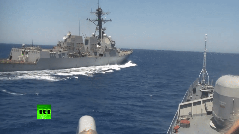Опубликовано видео опасного сближения эсминца ВМС США и российского корабля Опубликовано видео опасного сближения эсминца ВМС США и российского корабля
