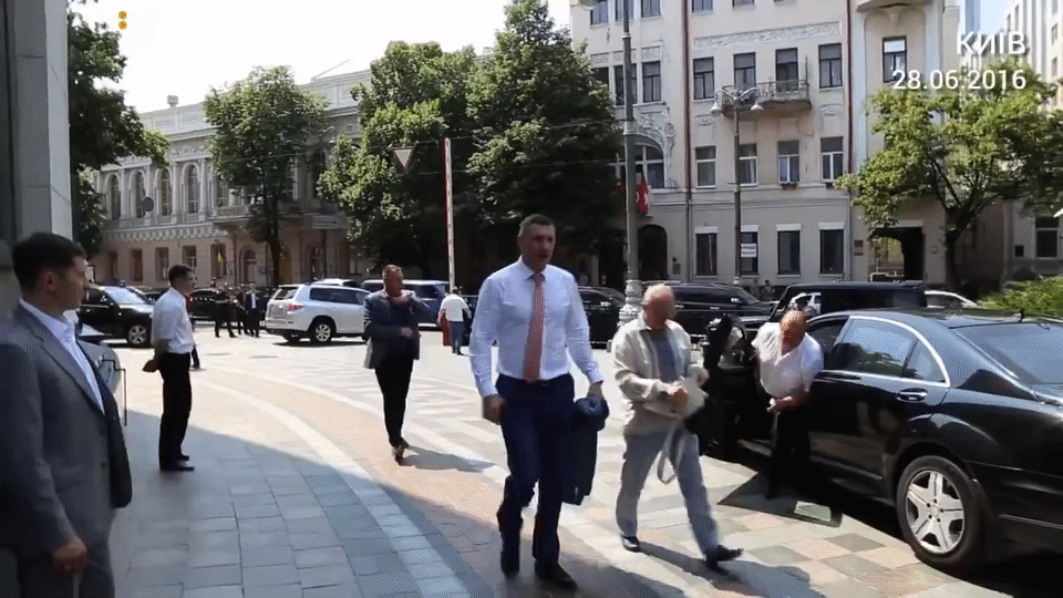 Кличко не пустили на празднование дня конституции в Раду Кличко не пустили на празднование дня конституции в Раду