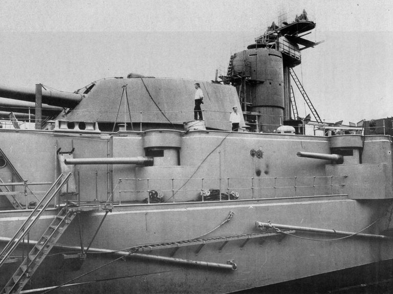 Кормовой плутонг 120-мм орудий линкора Гангут