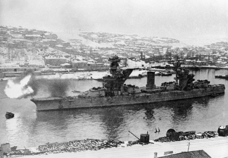 Линкор Парижская коммуна ведет огонь по укреплениям немецко-румынских войск. Январь 1942 года 
