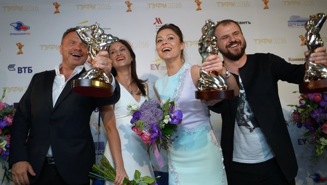 Лауреат российской телевизионной премии ТЭФИ 2016 в номинации Лучшая актриса телевизионного фильма/сериала актриса Екатерина Лядова и команда телесериала Измены Лауреат российской телевизионной премии ТЭФИ 2016 в номинации Лучшая актриса телевизионного фильма/сериала актриса Екатерина Лядова и команда телесериала Измены