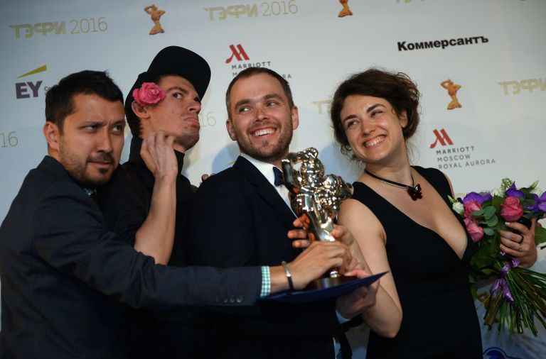 Лауреаты российской телевизионной премии ТЭФИ 2016 в номинации Лучшая юмористическая программа/шоу команда телепрограммы Вечерний Ургант после церемонии награждения Лауреаты российской телевизионной премии ТЭФИ 2016 в номинации Лучшая юмористическая программа/шоу команда телепрограммы Вечерний Ургант после церемонии награждения
