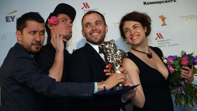 Лауреаты российской телевизионной премии ТЭФИ 2016 в номинации Лучшая юмористическая программа/шоу команда телепрограммы Вечерний Ургант после церемонии награждения Лауреаты российской телевизионной премии ТЭФИ 2016 в номинации Лучшая юмористическая программа/шоу команда телепрограммы Вечерний Ургант после церемонии награждения