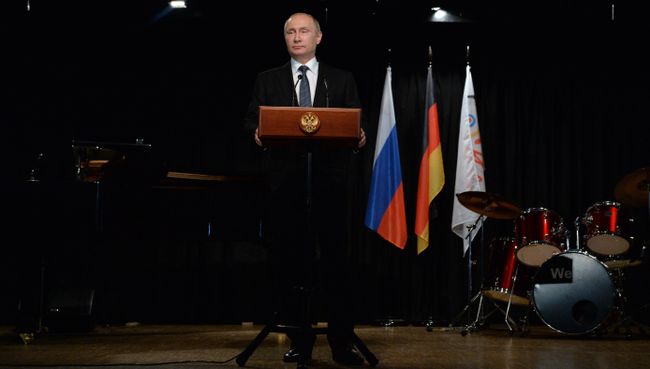 Президент России Владимир Путин выступает на встрече с учениками гимназии Бад-Зальцунген, средней школы 12 Ржева и Немецкой школы при посольстве Германии в Москве. 29 июня 2016 Президент России Владимир Путин выступает на встрече с учениками гимназии Бад-Зальцунген, средней школы 12 Ржева и Немецкой школы при посольстве Германии в Москве. 29 июня 2016