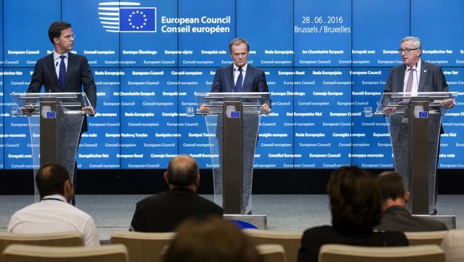 Голландский премьер-министр Марк Рютте, председатель Европейского совета Дональд Туск и председатель Европейской комиссии Жан-Клод Юнкер (слева направо) во время саммита ЕС в Брюсселе
