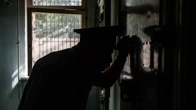 Сотрудник Следственного изолятора № 4 Управления Федеральной службы исполнения наказаний по городу Москве у камеры карцера Сотрудник Следственного изолятора № 4 Управления Федеральной службы исполнения наказаний по городу Москве у камеры карцера