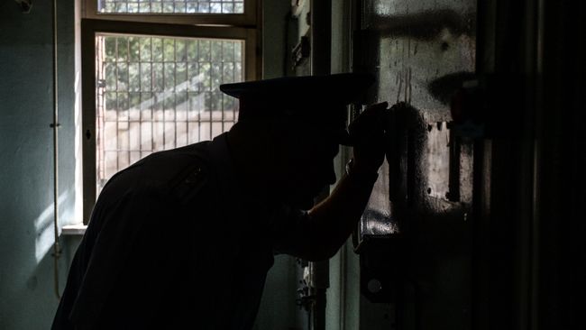 Сотрудник следственного изолятора. Архивное фото