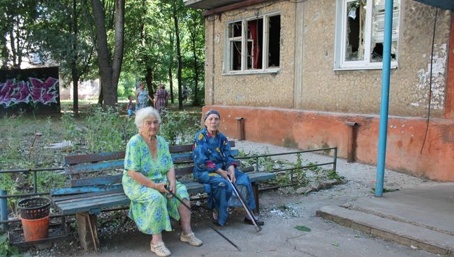 Последствия обстрелов Донецка украинскими силовиками. Архивное фото Последствия обстрелов Донецка украинскими силовиками. Архивное фото