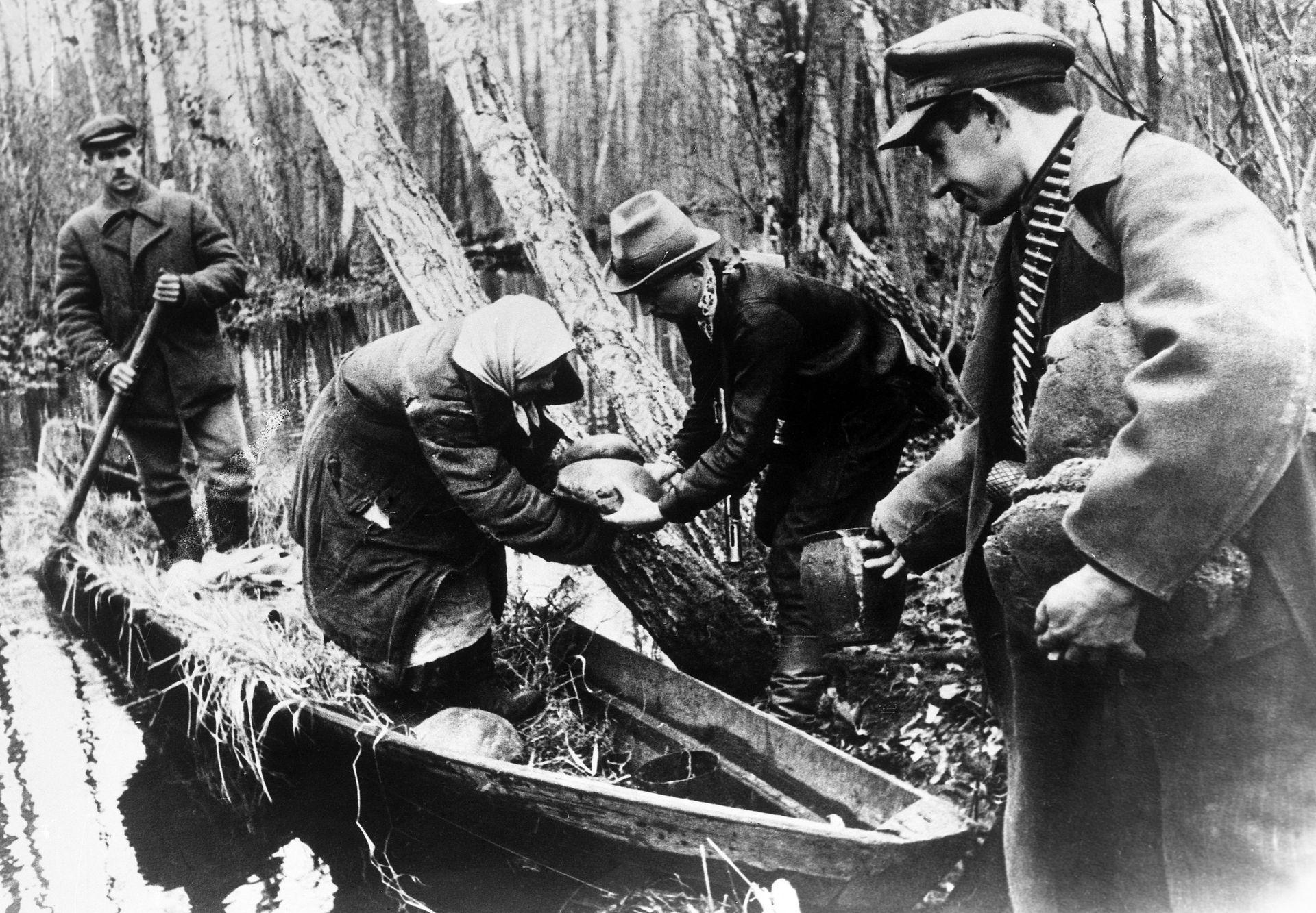 Великая Отечественная война 1941-1945 годов. Партизаны принимают хлеб Великая Отечественная война 1941-1945 годов. Партизаны принимают хлеб - РИА Новости, 1920, 04.09.2026