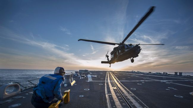 Вертолет армии США MH-60 приземляется на палубу эсминца Gravely. Архивное фото Вертолет армии США MH-60 приземляется на палубу эсминца Gravely. Архивное фото